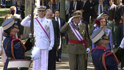 Los Reyes y los Príncipes, entre aplausos, presiden el Día de las Fuerzas Armadas
