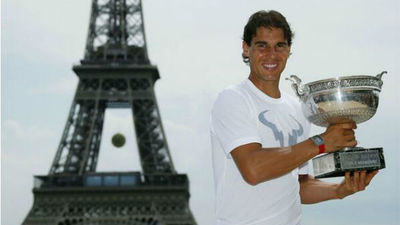 Nadal posa frente a la Torre Eiffel con su 'Novena' Copa