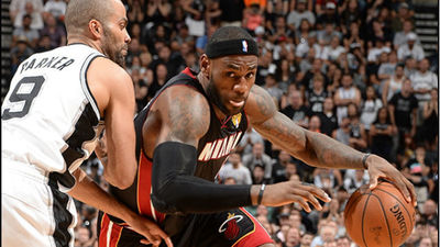 Playoffs NBA: Miami, con un enorme LeBron, empata la final
