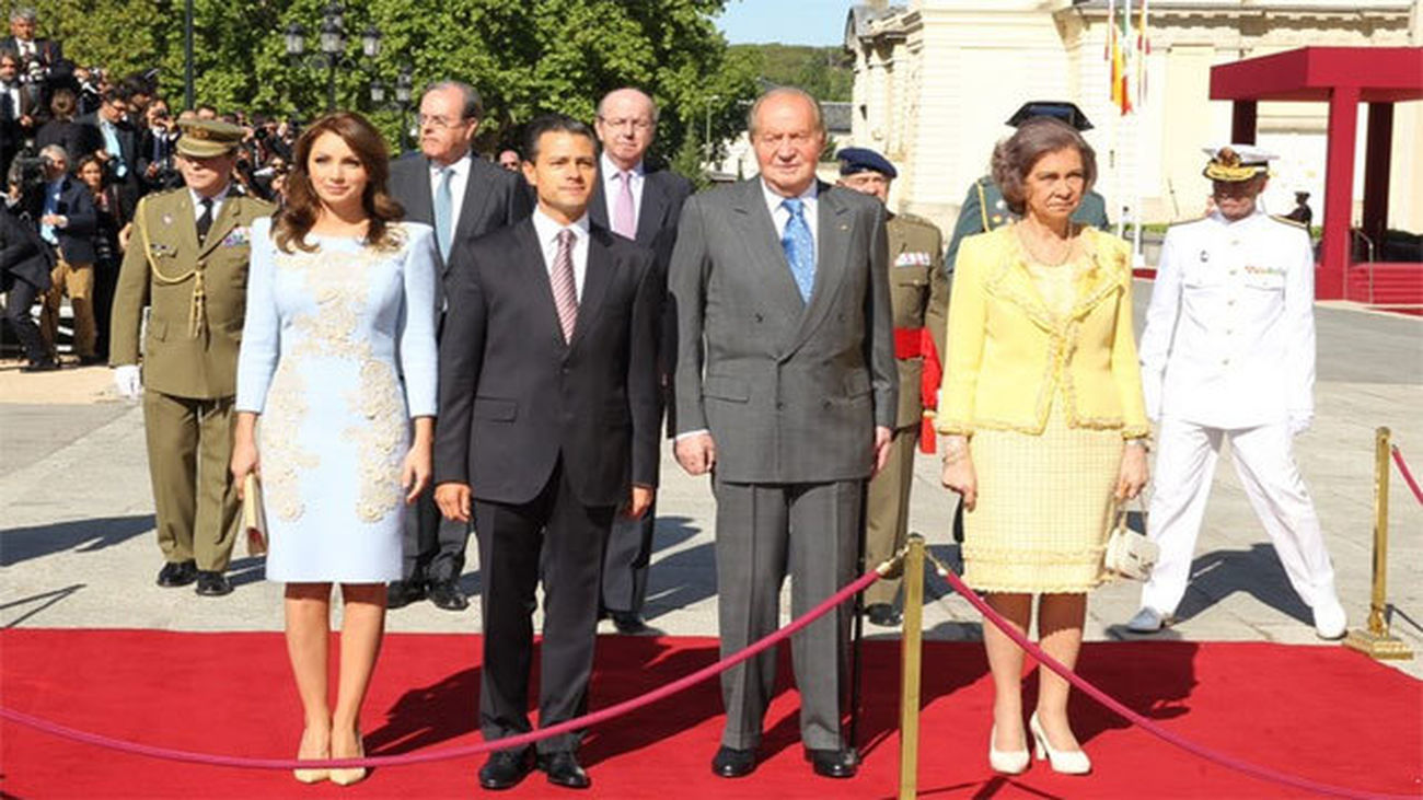 Los Reyes reciben en el Palacio del Pardo al presidente mexicano y su esposa