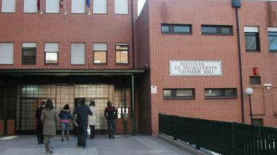 Padres y alumnos de un instituto se encierran contra la reducción de grupos de Bachillerato