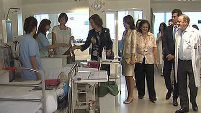 La Reina Sofía visita el área de Nefrología infantil en el Hospital La Paz