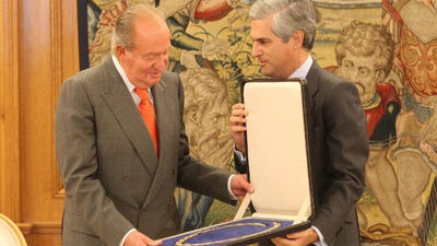 Don Juan Carlos rinde homenaje a Suárez al recibir a su hijo en la Zarzuela
