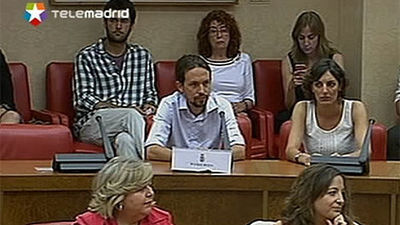 Pablo Iglesias promete acatar la Constitución "hasta que  os ciudadanos la cambien"