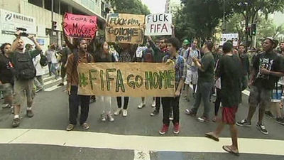 Cientos de personas se manifiestan con violencia alrededor de las sedes del Mundial