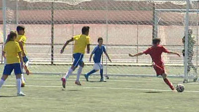 Niños brasileños y españoles recrean una posible final del Mundial