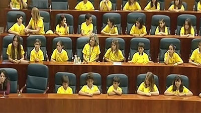 200 escolares piden en el Parlamento regional el establecimiento del 'Dia de la Ilusión'
