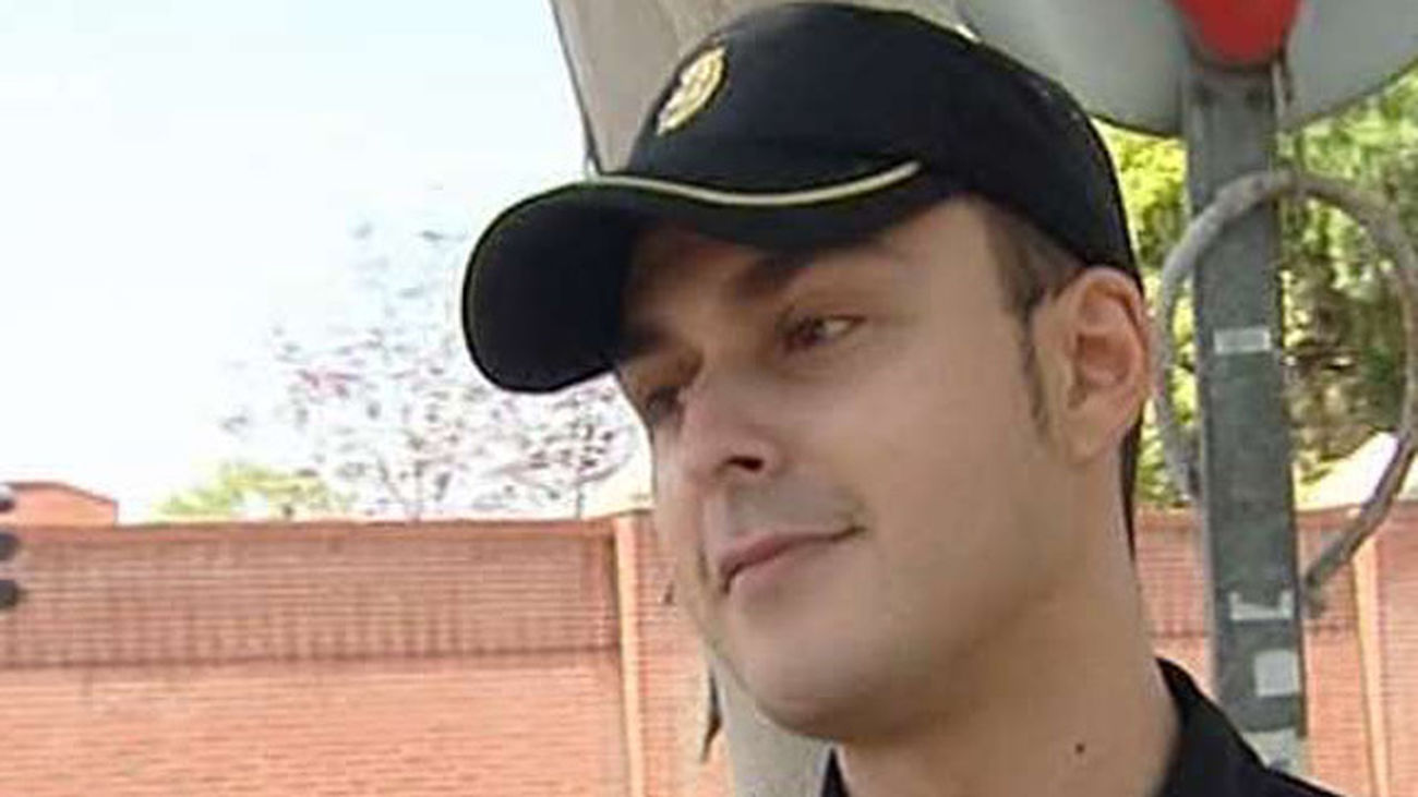 Un policía nacional rescata a un hombre tras saltar a las vías del metro