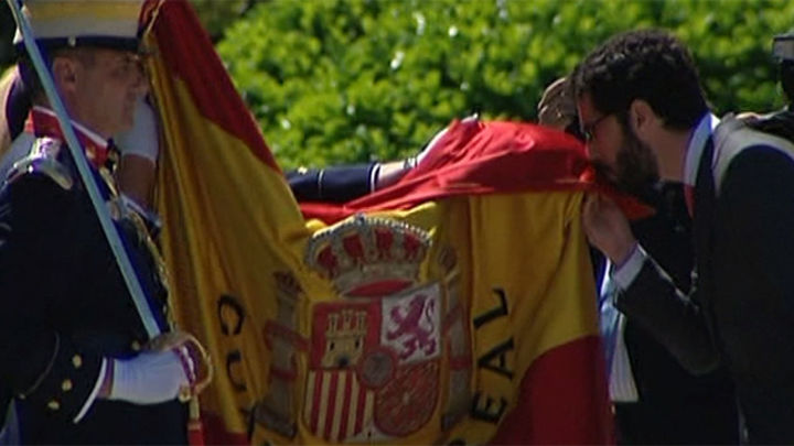 Rajoy preside una jura de bandera de civiles en El Pardo