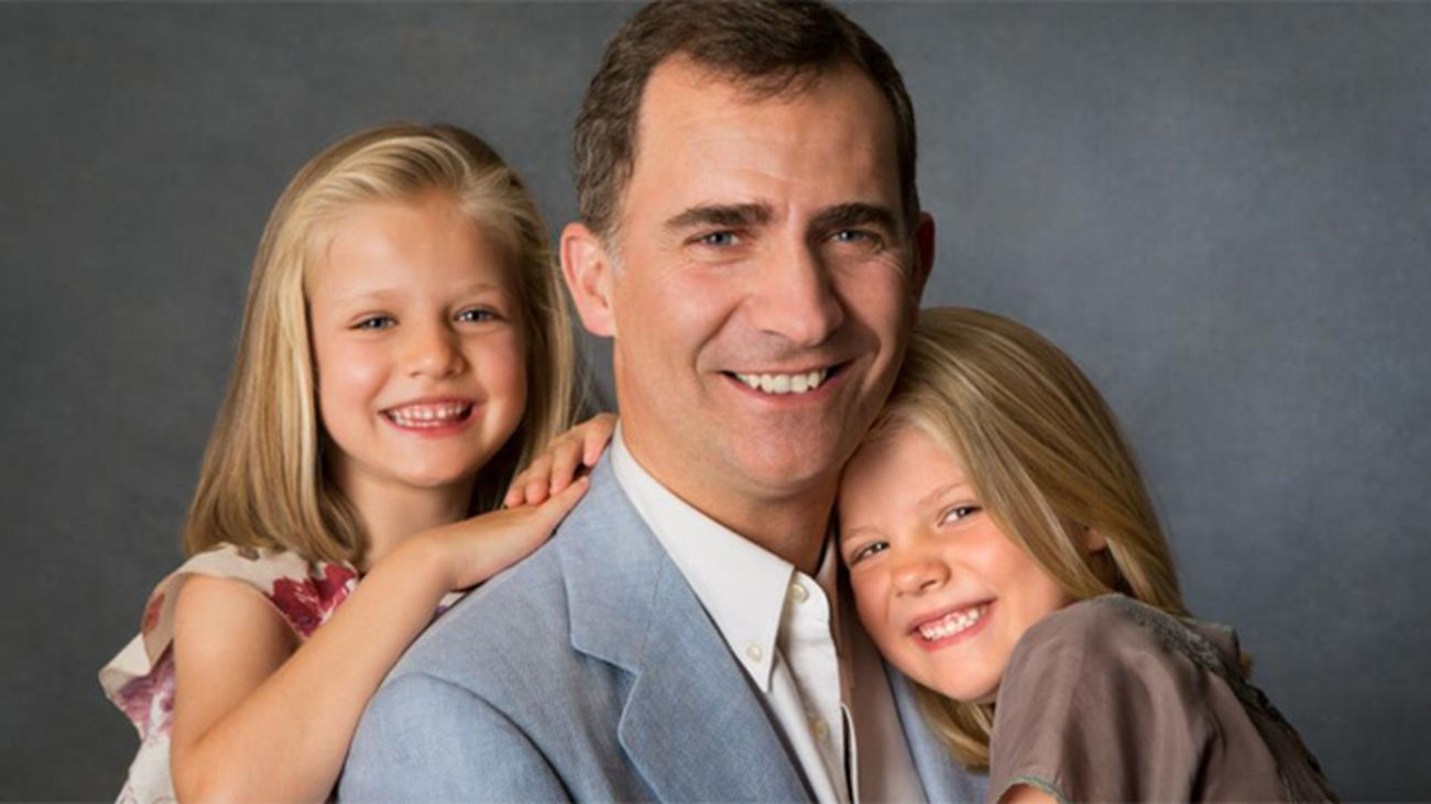 La Casa del Rey difunde dos fotografías inéditas del Príncipe de Asturias con sus hijas