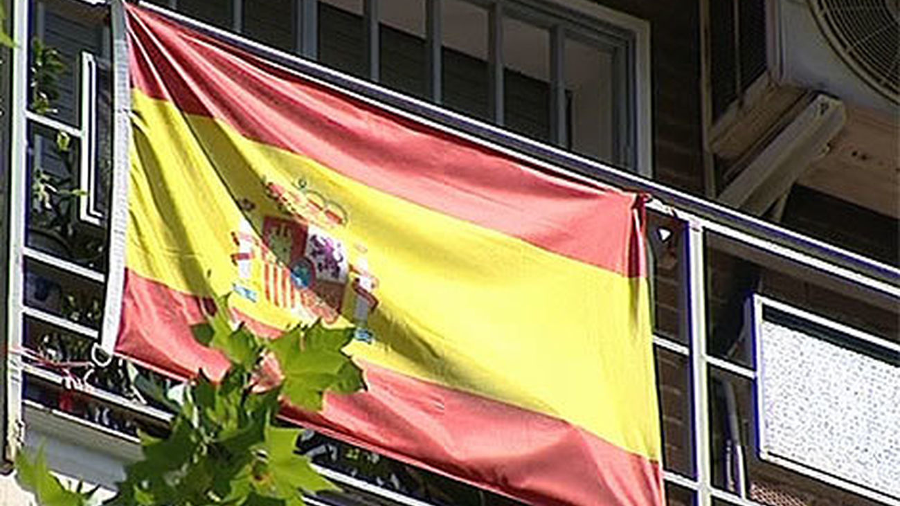 González y Botella llaman a engalanar casas, tiendas y coches por la proclamación real