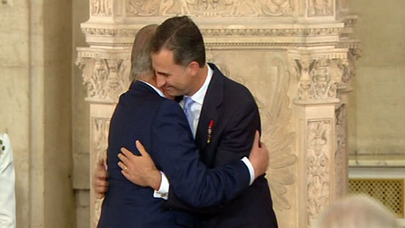 Juan Carlos I firma la ley de abdicación que pone fin a su reinado