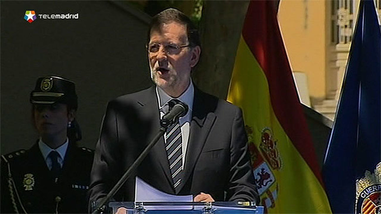 Rajoy honra a los 186 policías asesinados y ensalza su defensa de la Constitución