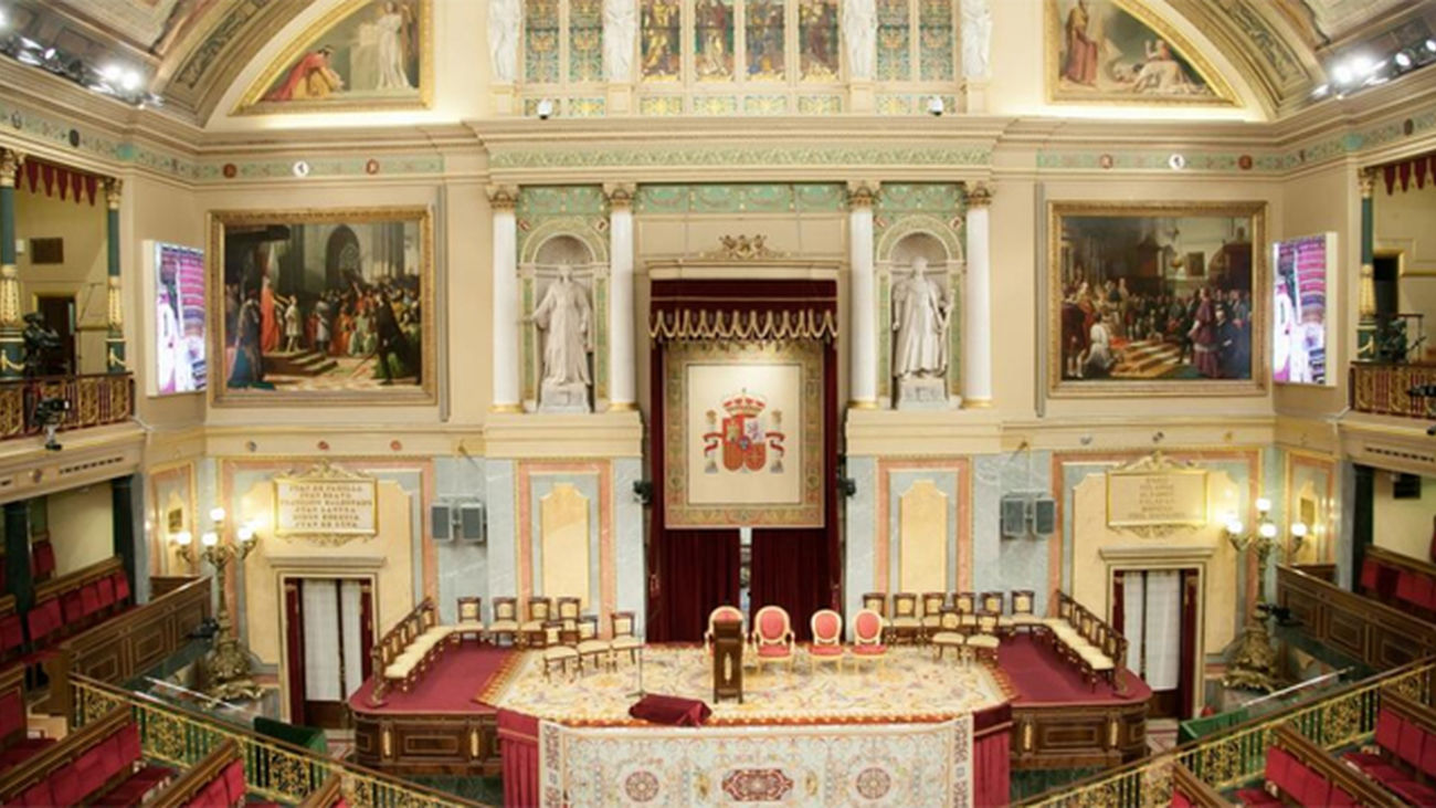 Un estrado vestido de gala para proclamar a un rey