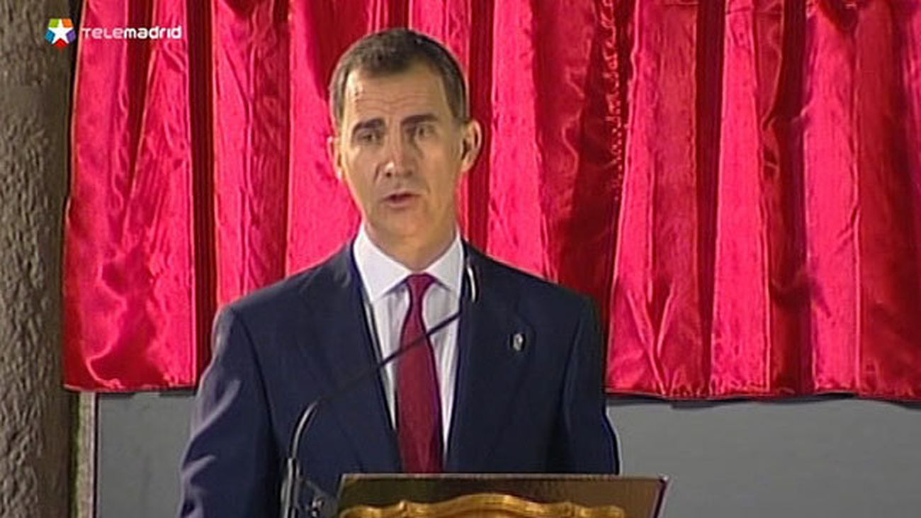 Don Felipe bromea con la prensa y le pide ideas para su discurso