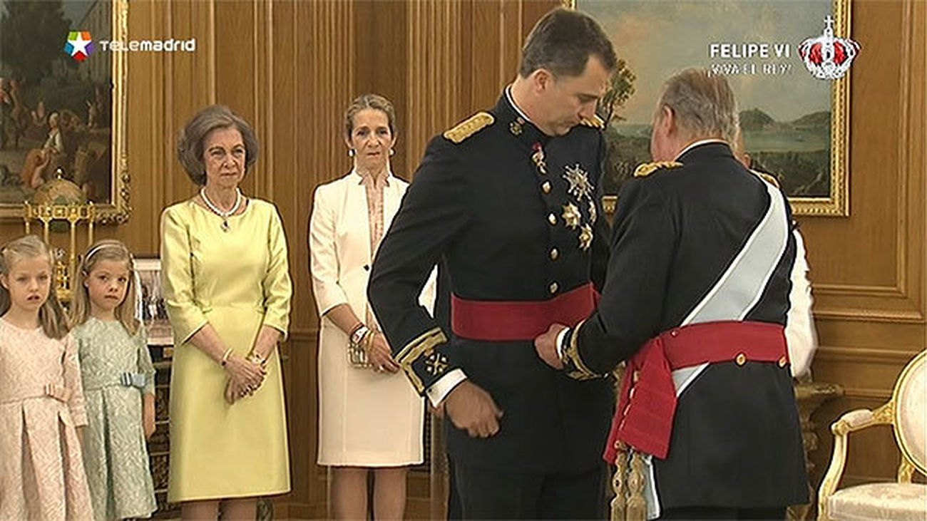 Don Juan Carlos impone a Felipe VI la faja de capitán general