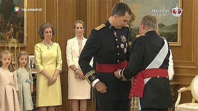 Don Juan Carlos impone a Felipe VI la faja de capitán general
