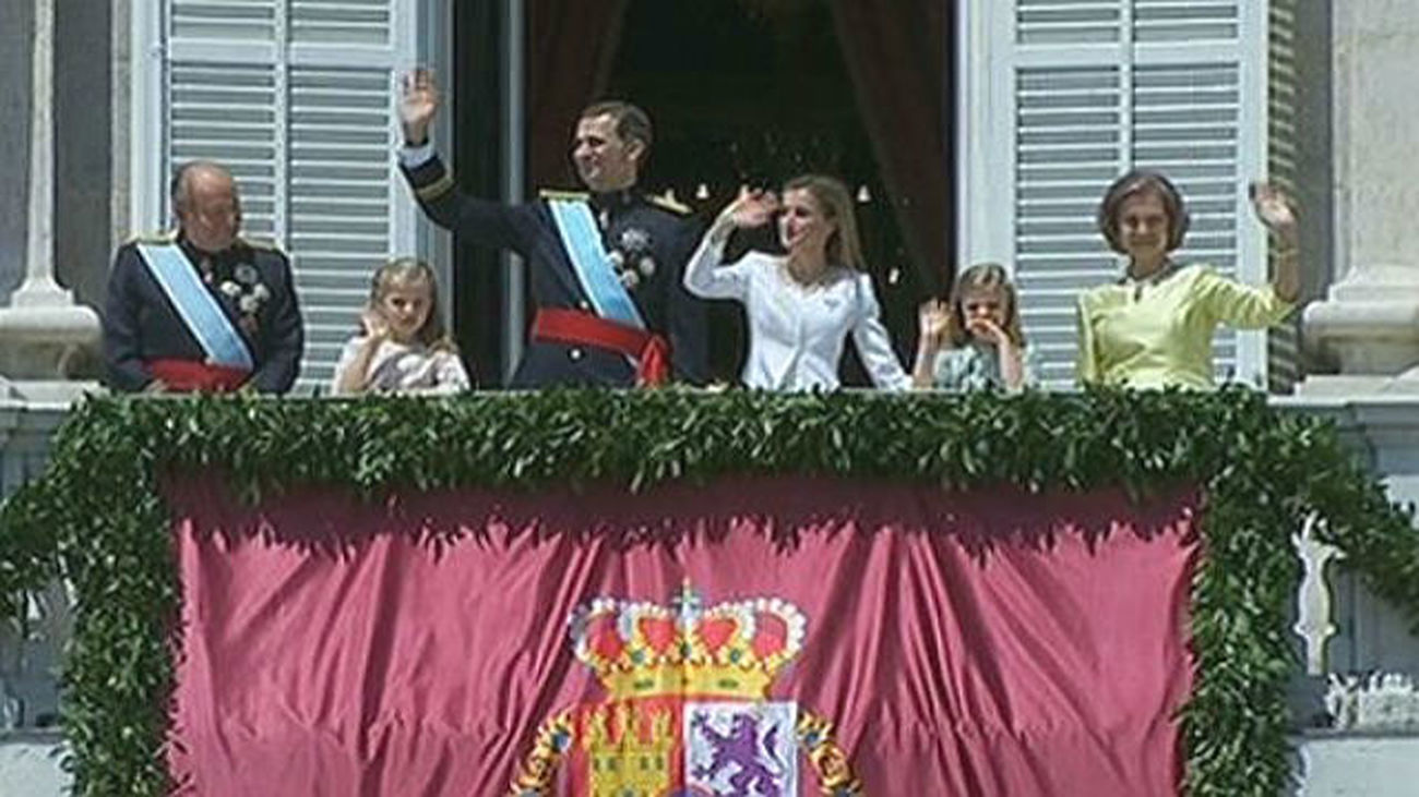 La familia real al completo en el balcón del Palacio de Oriente