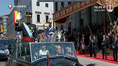 El Rey Felipe VI aclamado a su paso por las calles de Madrid