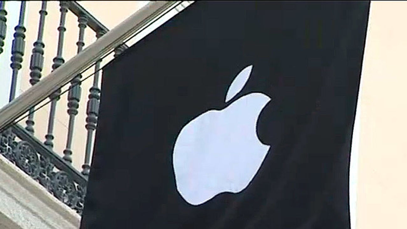 Logotipo de la marca Apple en la Puerta del Sol de Madrid