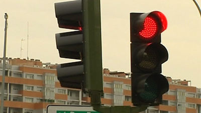 Un juez de Madrid anula una multa a un conductor por haberse saltado un semáforo en rojo