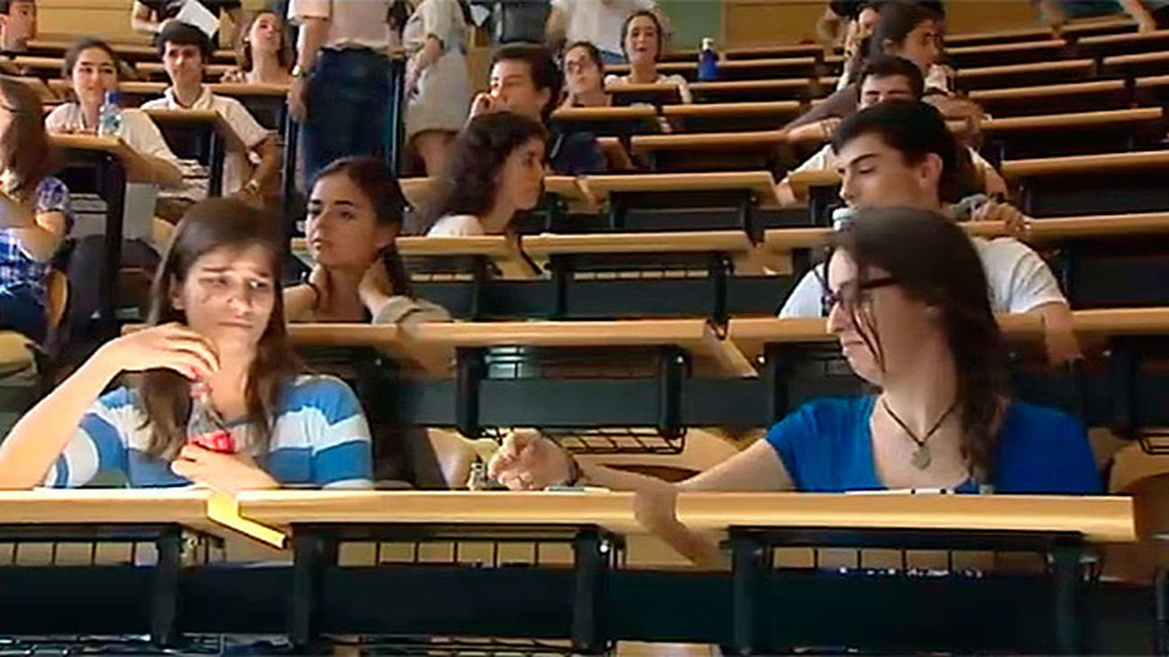 Alumnos realizando las pruebas de acceso a la universidad