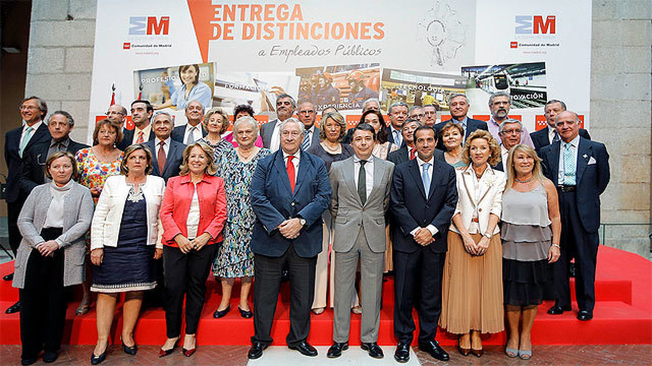 González ensalza la profesionalidad de los  150.000 empleados públicos de la Comunidad