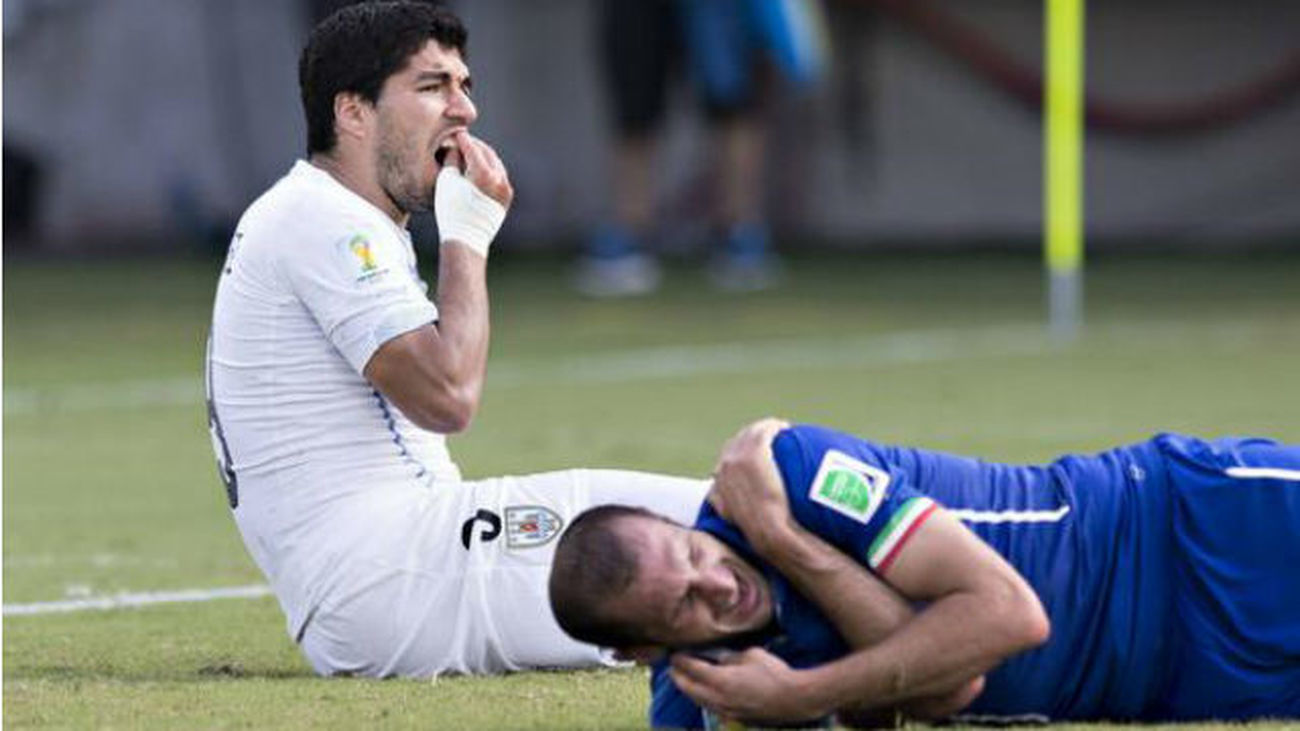 La FIFA abre un expediente a Suárez por morder a Chiellini