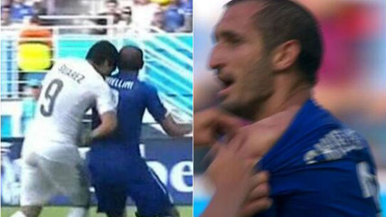 Luis Suárez muerde a Chiellini