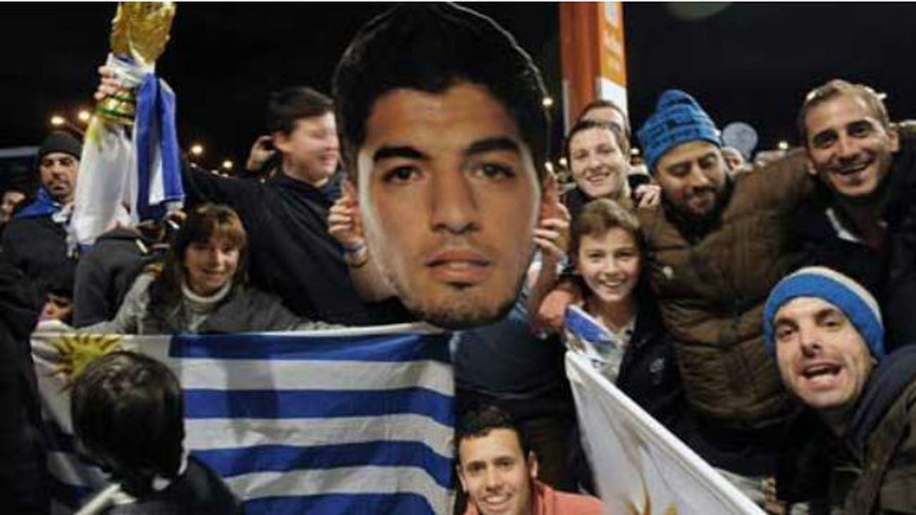 Luis Suárez, recibido como un héroe en Uruguay