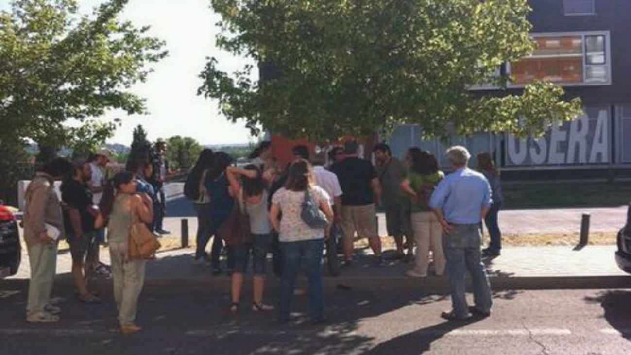 Seis detenidos en un desahucio de Usera, donde se encadenaron la mujer e hija de Verstrynge