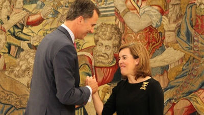 El Rey recibe a Sáenz de Santamaría en uno de sus primeros encuentros institucionales
