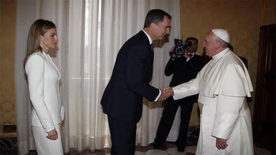 Felipe VI explica al papa el relevo en la Corona y espera que visite España