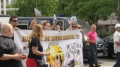 Medio millar de taxistas se manifiesta  en la Castellana contra la aplicación Uber