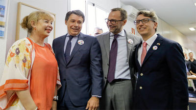 El embajador de EEUU conoce el sistema de atención a la diversidad sexual de Madrid