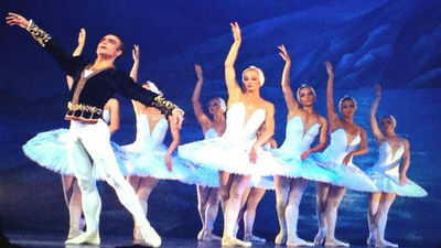 "El Lago de los Cisnes" brilla en la Gran Vía