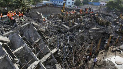 Aumentan a 53 los muertos en el derrumbe de un edificio en la India