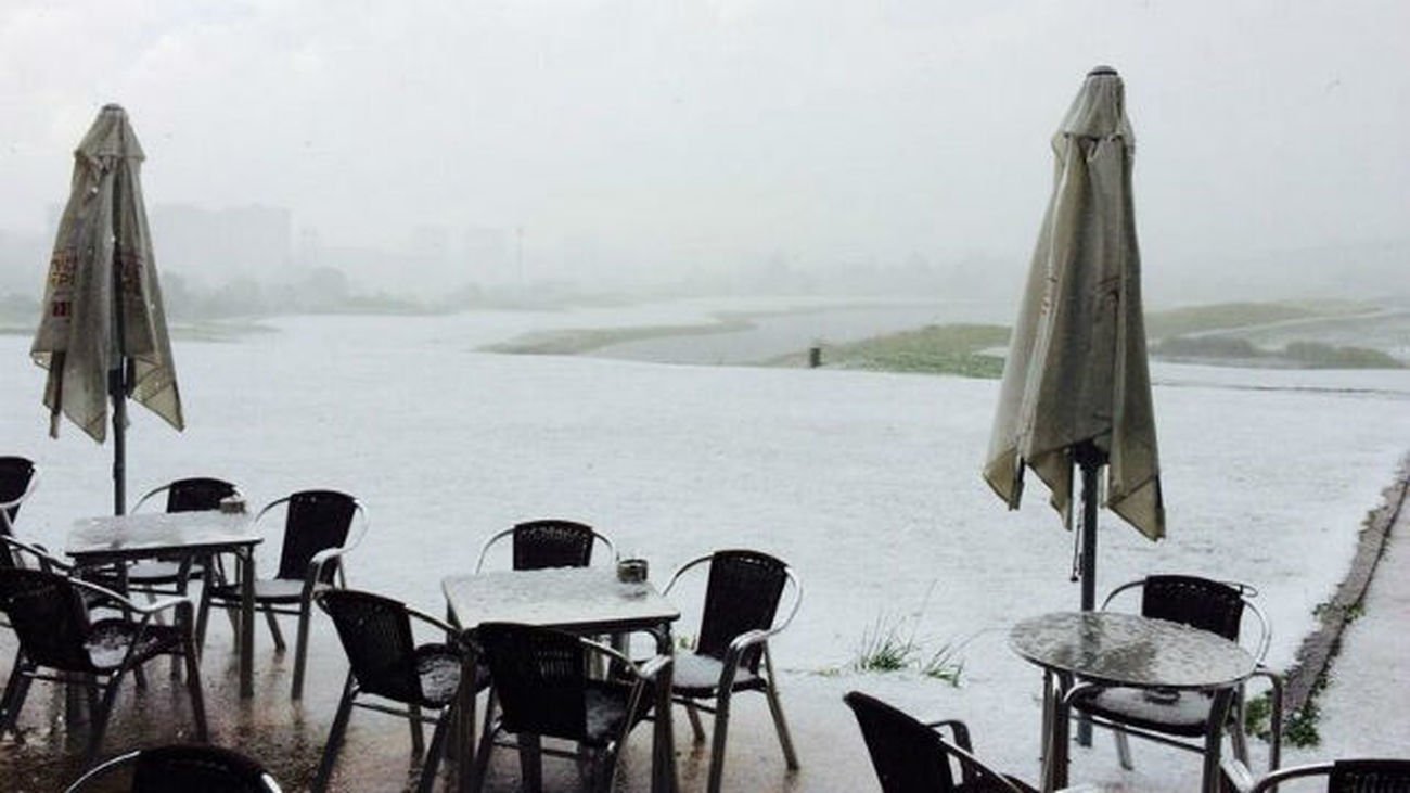 Una fuerte granizada cubre de blanco  la capital y paraliza el tráfico