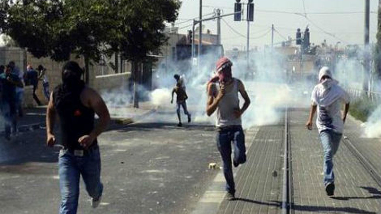 Cuatro heridos y doce detenidos en una noche de violencia en Israel