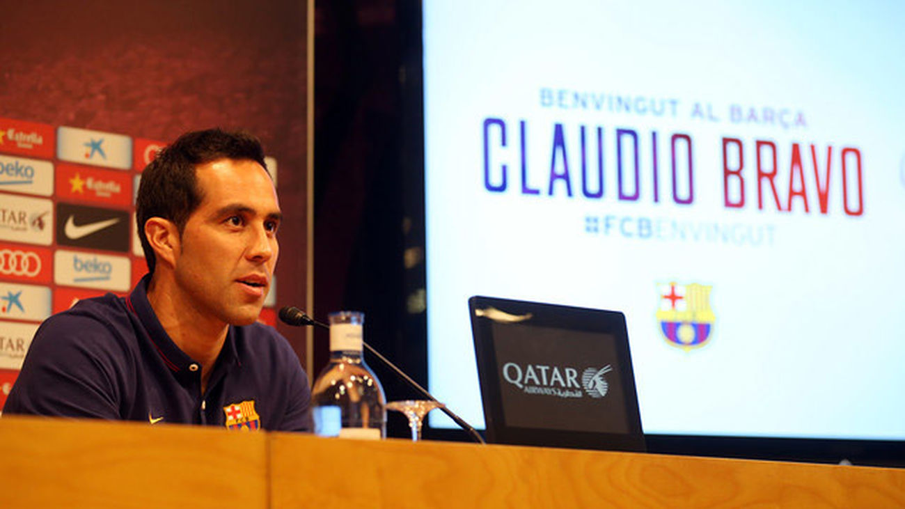 El nuevo portero del FC Barcelona Claudio Bravo