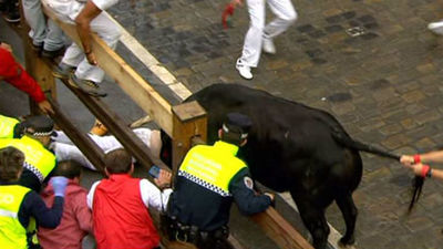 Tercer encierro largo y muy peligroso con al menos dos mozos corneados