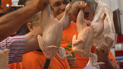 Ganaderos reparten 3.000 kilos de pollo en Madrid en protesta por los bajos precios