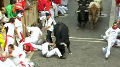 Dos heridos por asta y cinco trasladados por traumatismos tras el cuarto encierro