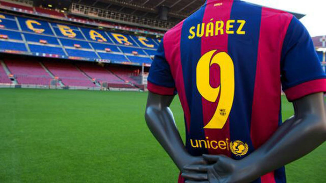 La camiseta de Luis Suárez posa en el Camp Nou