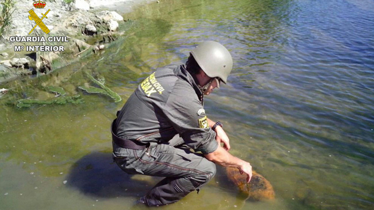 Desactivan una bomba de 50 kilos de la Guerra Civil oculta en el río Jarama