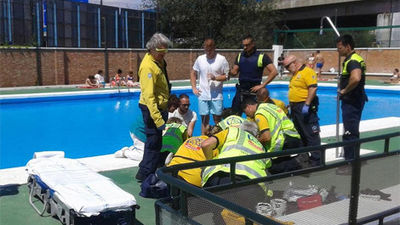 Rescatan en estado grave a una joven a punto de ahogarse en una piscina