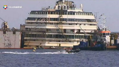 El crucero Costa Concordia vuelve a flotar antes de su traslado a Génova