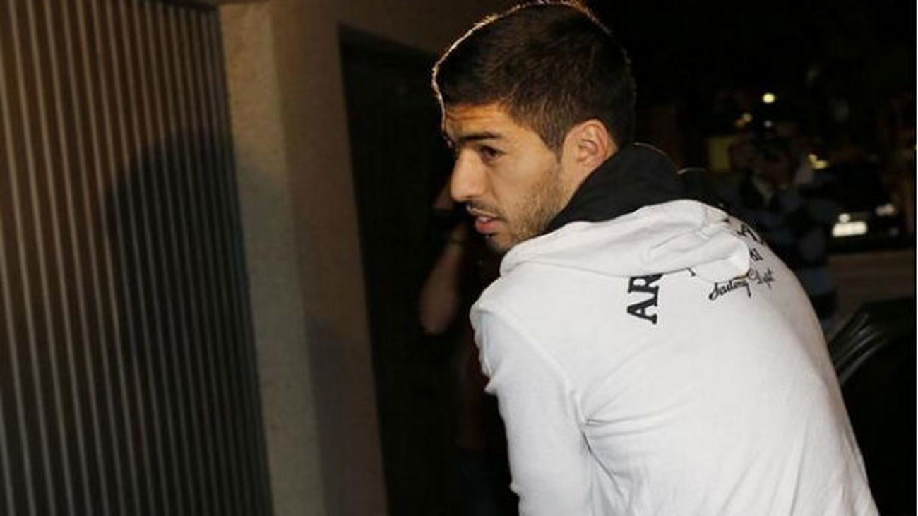 Suárez llega a Barcelona y el club aplaza 'sine die' su presentación