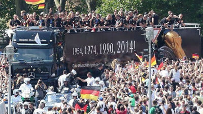 Alemania celebra el título en Berlín ante un millón de personas