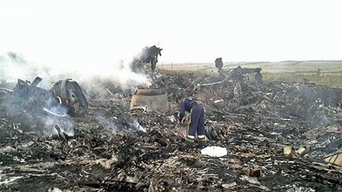 Un avión malasio con 295 pasajeros se estrella en pleno campo de batalla ucraniano